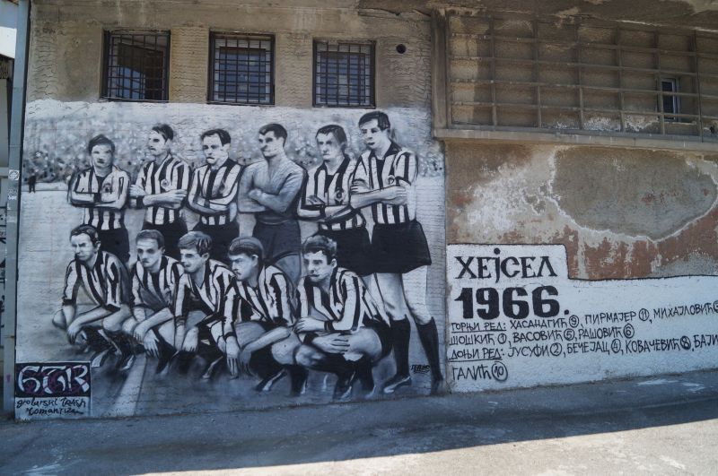 Mural przy wejściu na stadion piłkarskiego klubu Partizan w Belgradzie