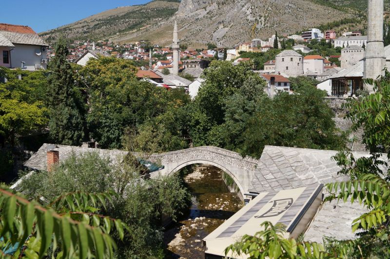 Krzywy Most łączący brzegi rzeczki Radobolja